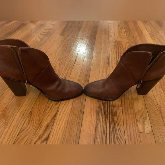 Vince Camuto Booties size 8.5 - Picture 3 of 5